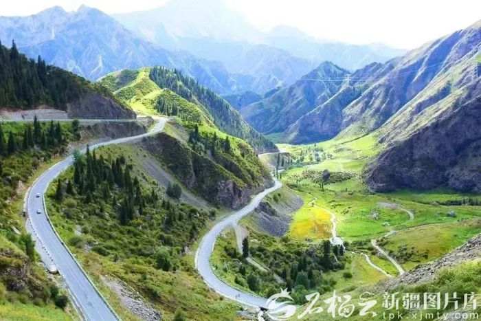 独库公路库车段景观（资料图片）。尼亚孜·热合曼摄