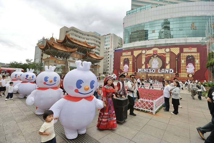 南屏商圈目前引入蜜雪冰城、名创优品（MINISOLAND）两家昆明首店，传统商圈正加速迭代升级。