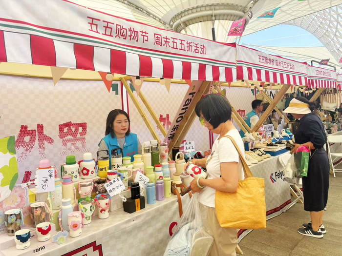 外贸优品受消费者喜欢。劳动报记者陆燕婷 摄影 
