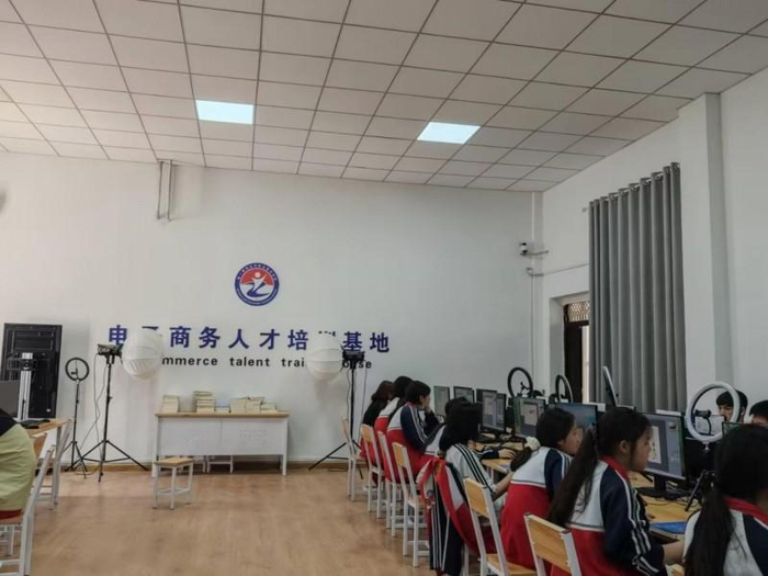 图3 学生参加电子商务实训