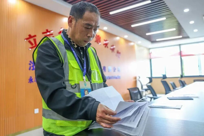 5月13日，苏小锋在杭州市拱墅区一处建筑工地工作。
