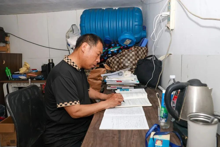 5月13日，苏小锋在杭州市富阳区的住处复习备考中级注册安全工程师证书。