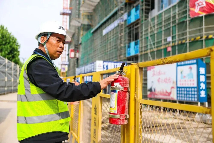 5月13日，苏小锋在杭州市拱墅区一处建筑工地进行安全检查。