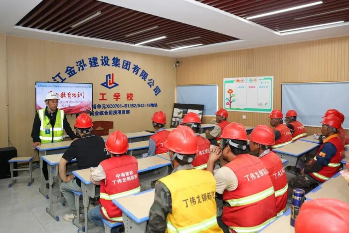 5月13日，苏小锋在杭州市拱墅区一处建筑工地为建筑工人们进行安全教育培训。
