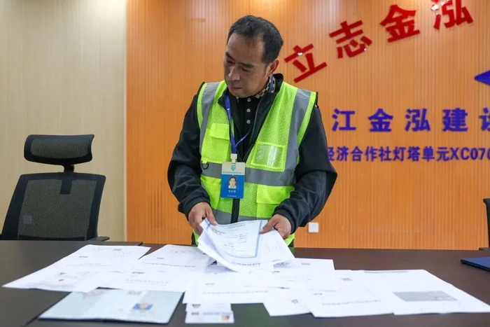 5月13日，苏小锋展示自己考取的各类证书。