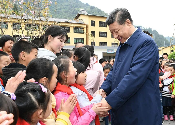 2019年4月15日下午，习近平总书记在重庆石柱土家族自治县中益乡小学同学生们亲切交谈，询问他们学习和生活情况。