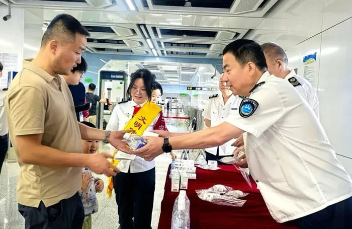 ▲工作人员向市民讲解控烟常识并发放活动宣传品