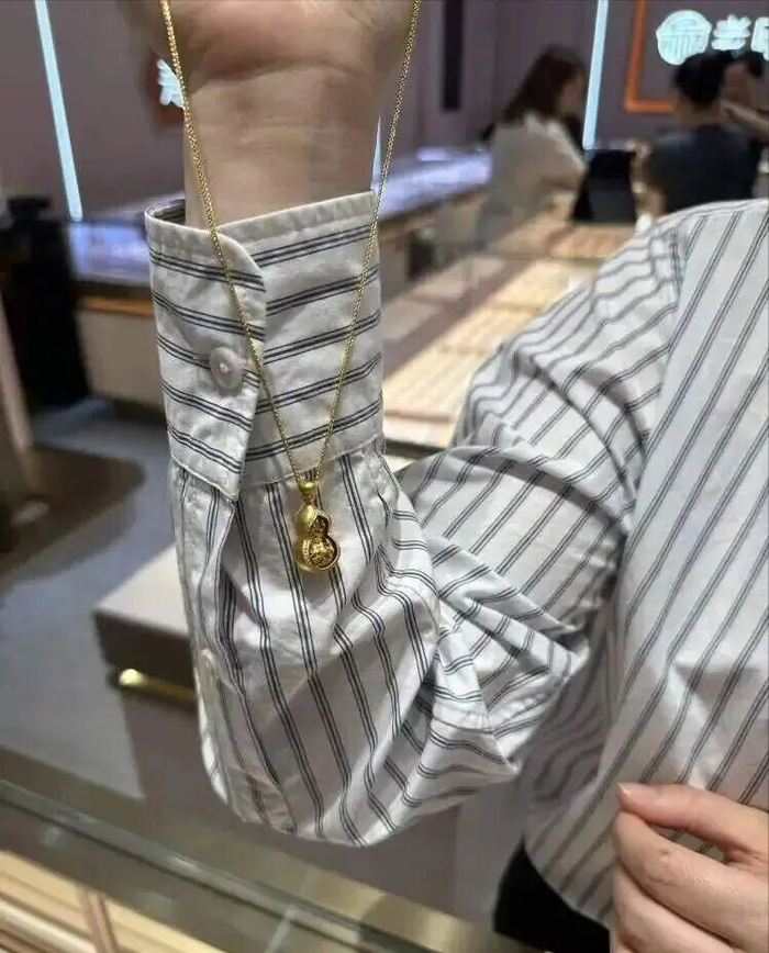 记者在老庙黄金门店内看到的同款项链，折后价格2.7万余元