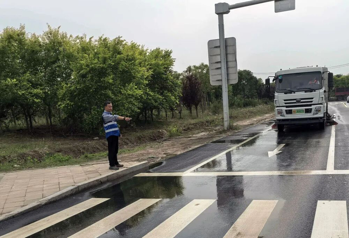 图为夏建良在指挥调度清扫车。新华社发