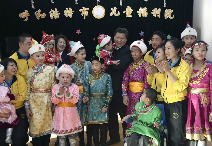 2014年1月28日，习近平总书记来到内蒙古呼和浩特市儿童福利院看望孩子们。
