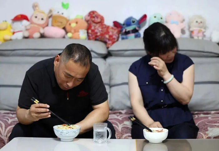 5月18日，在河南商丘永城市的家中，苏小锋在吃饭时，妻子在一旁落泪。
