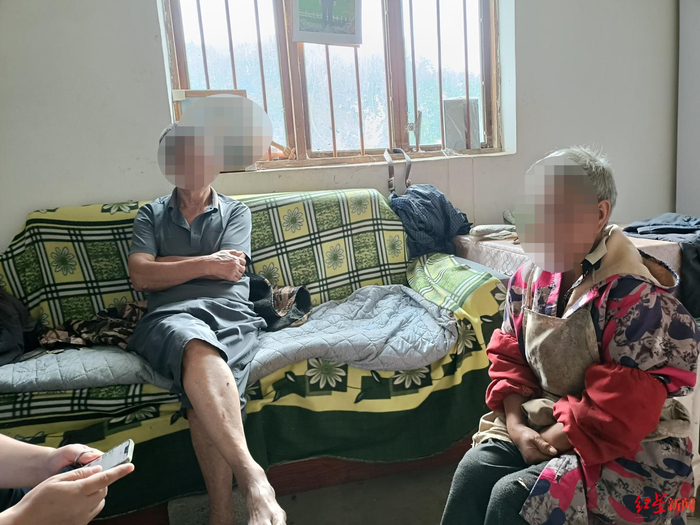 ▲苟某菊的父母苟某林和李某群接受红星新闻采访