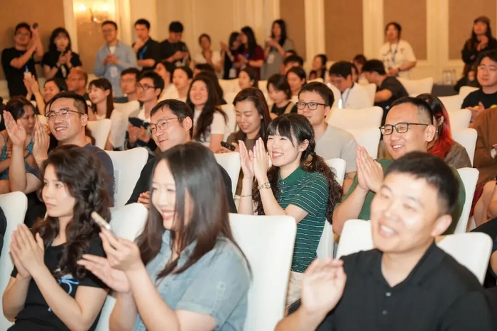 观众热情鼓励青年导演