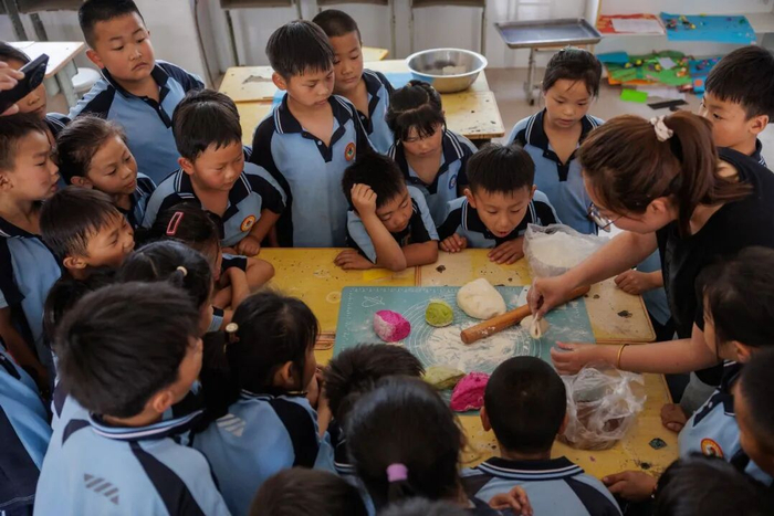 ▲5月14日，谷疃小学的乡土教室，老师带着孩子们制作面食。新京报记者 王子诚 摄