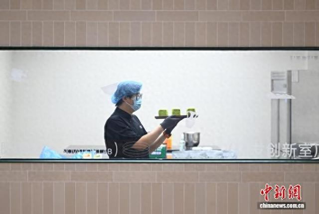 5月29日，杭州余杭径山一家抹茶店内，工作人员研究抹茶新品。 王刚 摄 