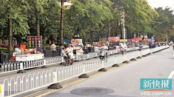 ■鹤景路上，流动摊贩占用非机动车道，电动自行车、自行车主被迫在机动车道行驶。