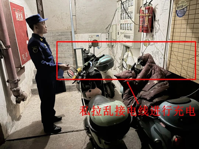 屏山县永逸小区存在电动自行车违规停放在楼梯间充电的隐患。