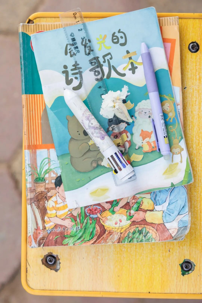 ▲孩子们的诗歌本。新京报记者 王子诚 摄