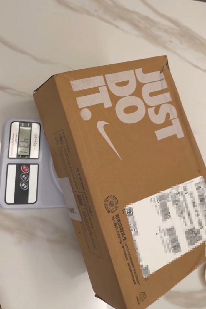 ▲装有鞋子的包裹重量为0.431kg。受访者供图