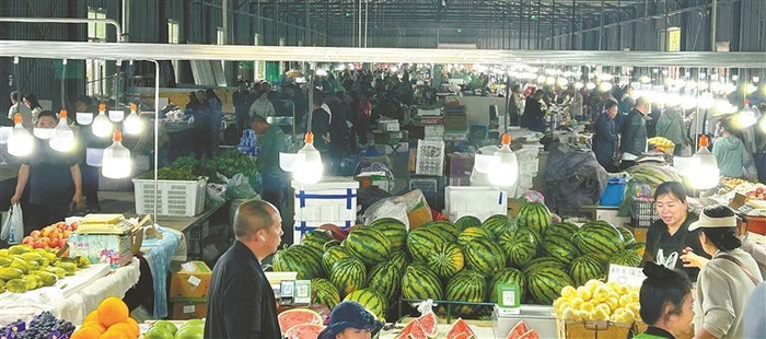     夜市现场。本报记者 杜怀宇摄