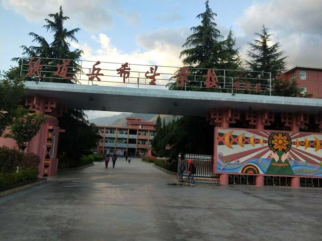 如今学校的大门更为宽敞。 图源：吉火阿且