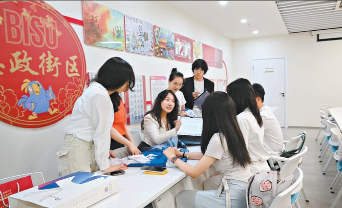 公司成员在就业创业导师的带领下开展旅游策划。 本报记者 金瑶摄