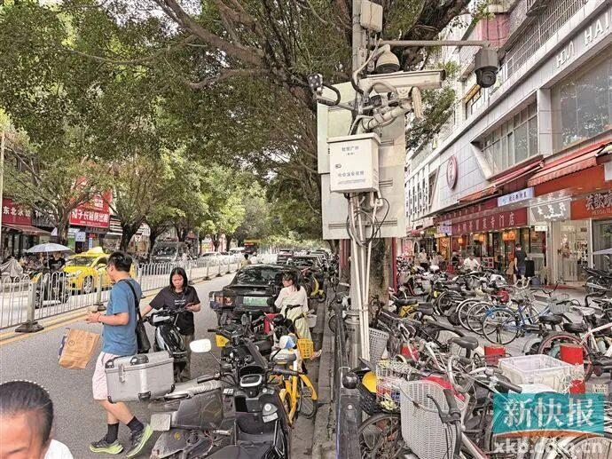 ■大沙地西路，车辆占用道路两侧违停。
