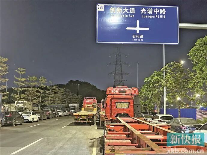 ■在石化路与丰乐北路交叉路段，车辆违停在道路两侧，数量多达数十辆。