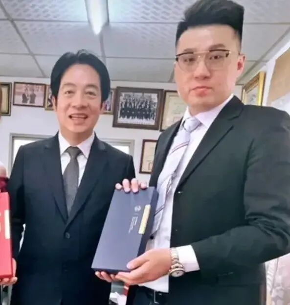颜大钧（右）曾高调宣扬“赖清德是我干爹”。 图自台媒