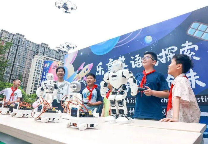 2026年5月26日，在湖北省武汉市未来实验小学美林校区，学生在老师的指导下操作小型无人机。