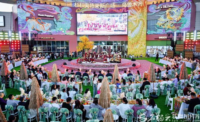 　　节日期间，新疆杉杉奥特莱斯购物广场门前刀郎木卡姆表演吸引不少消费者观看。新疆杉杉奥特莱斯购物广场供图