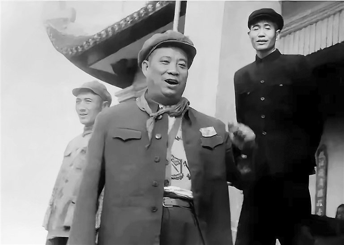 图为贺炳炎将军（中）生前照。资料图片