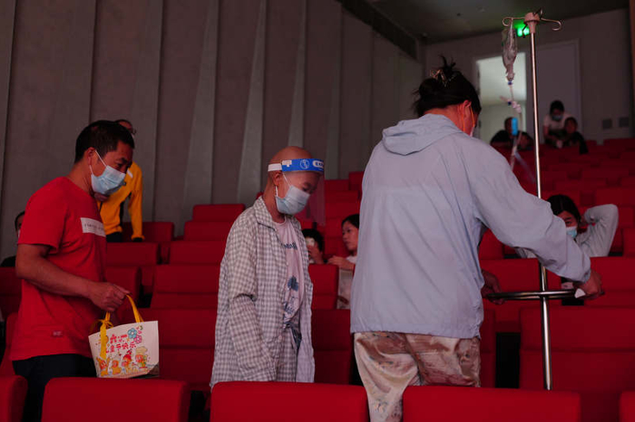 一位血液病患儿在父母的陪同下观看演出。新京报记者 郭延冰 摄