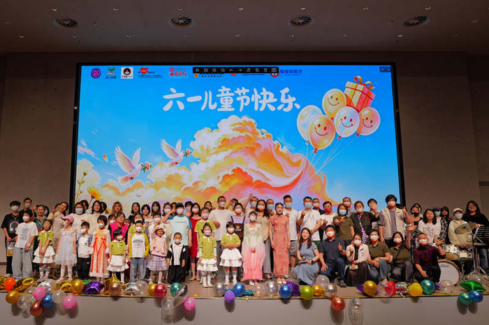 演出结束后，参与演出的演员和工作人员上台合影。新京报记者 郭延冰 摄