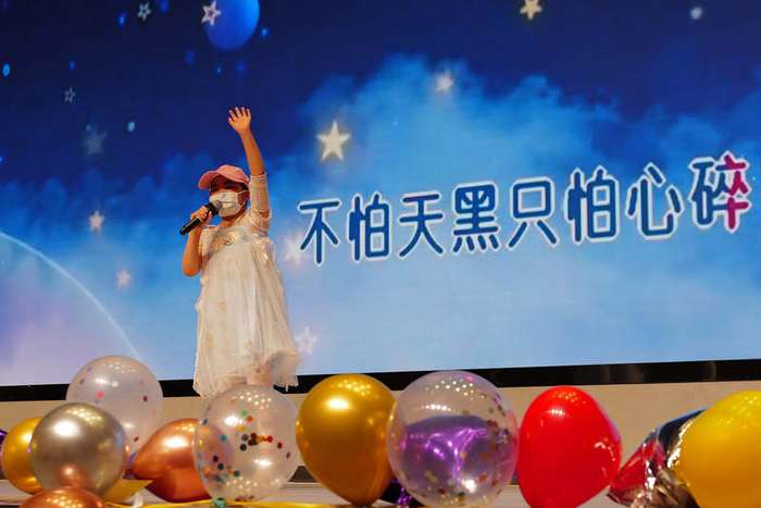 正在舞台上表演独唱的血液病患儿。新京报记者 郭延冰 摄