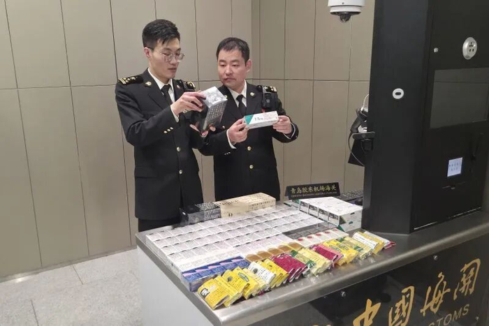 图为：青岛胶东机场海关关员查获的相关物品