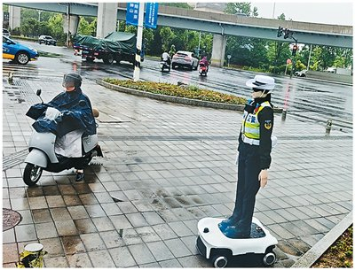 在安徽芜湖路口，奇瑞汽车生产的“机器人交警”在指挥城市交通。本报记者 王美华摄