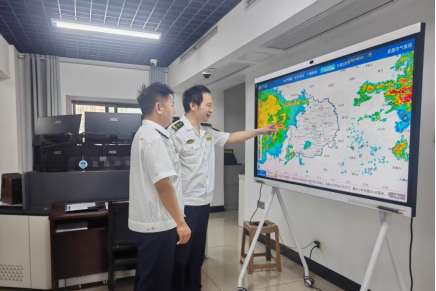 值班人员通过“天气盒”研判辖区水上交通安全形势。曲直 摄