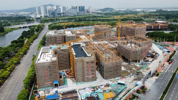 香山中学工地加紧建设中。吴耀华 摄