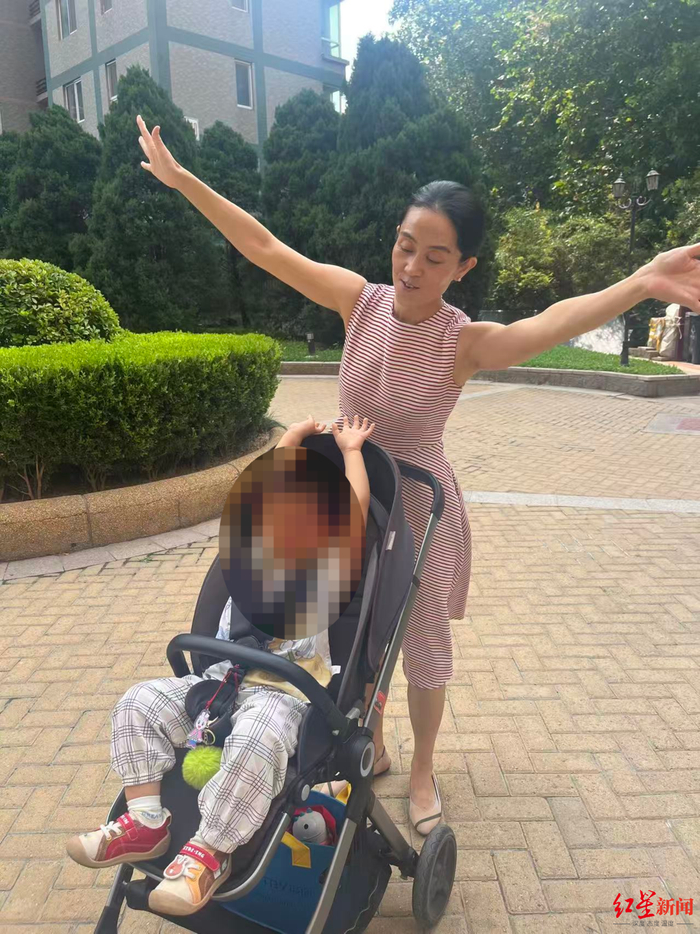 ▲小清被抢走前和石可在小区内吹风（图片来源：受访者供图）