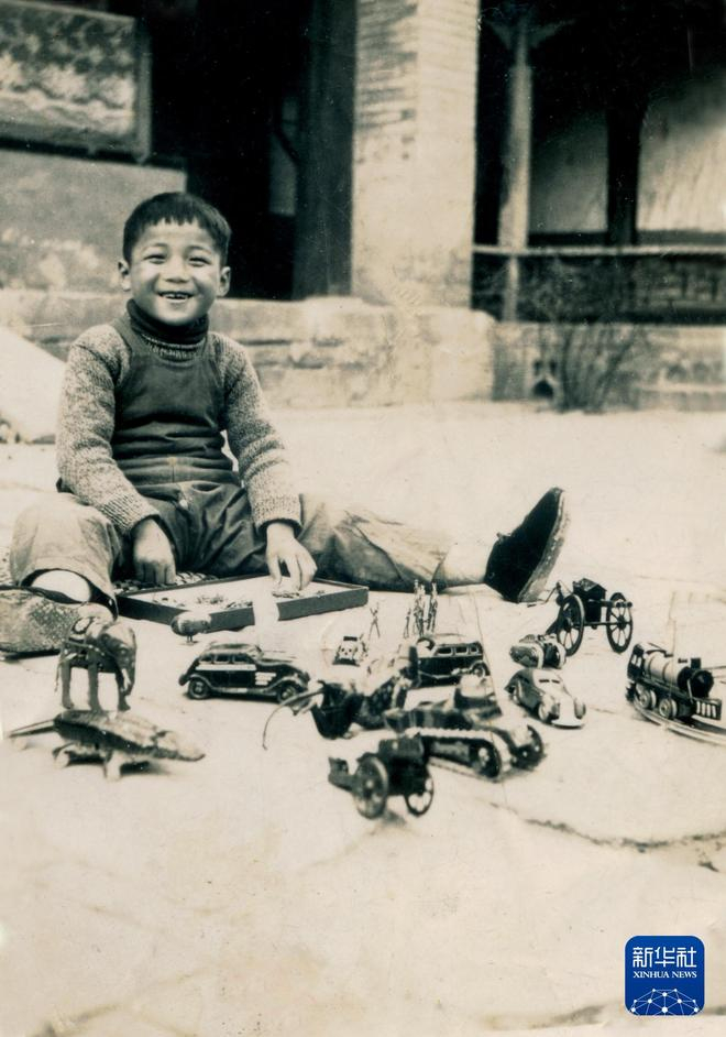 顾诵芬和他小学时期最喜欢的玩具（资料照片）。新华社发（中国航空工业集团供图）