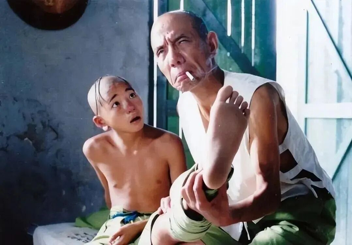 魏宗万在电视剧《三毛从军记》中饰演“老鬼”