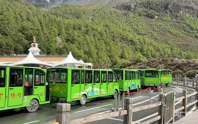 景区游览车（央广网记者 唐诗敏 摄） 