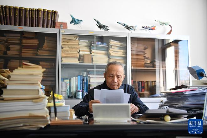顾诵芬院士在办公室内阅读从网上打印的英文航空资料（2017年4月27日摄）。新华社记者 李鑫 摄