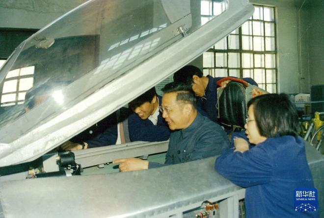 顾诵芬在操纵系统试验室（资料照片）。新华社发（中国航空工业集团供图）