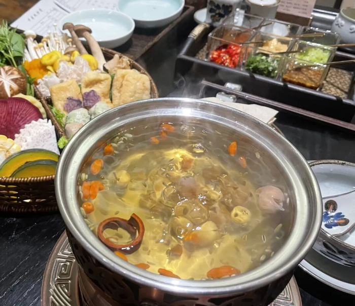 惠源堂膳食馆推出的素食小火锅。信息时报记者 黄冠柽 摄