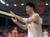 终于得到罚球！张镇麟奋力拼下前场篮板 补篮造犯规&双手合十