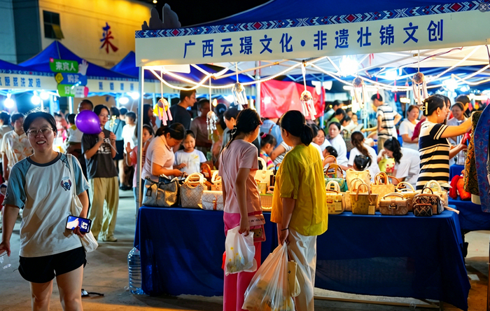 图为游客们在开心逛夜间市集