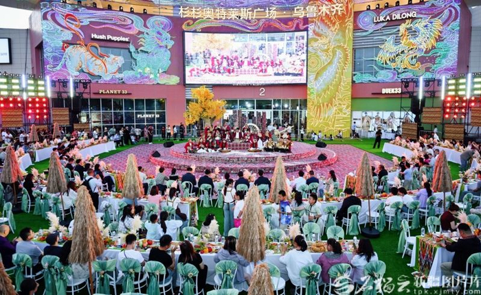 节日期间，新疆杉杉奥特莱斯购物广场门前刀郎木卡姆表演吸引不少消费者观看。新疆杉杉奥特莱斯购物广场供图