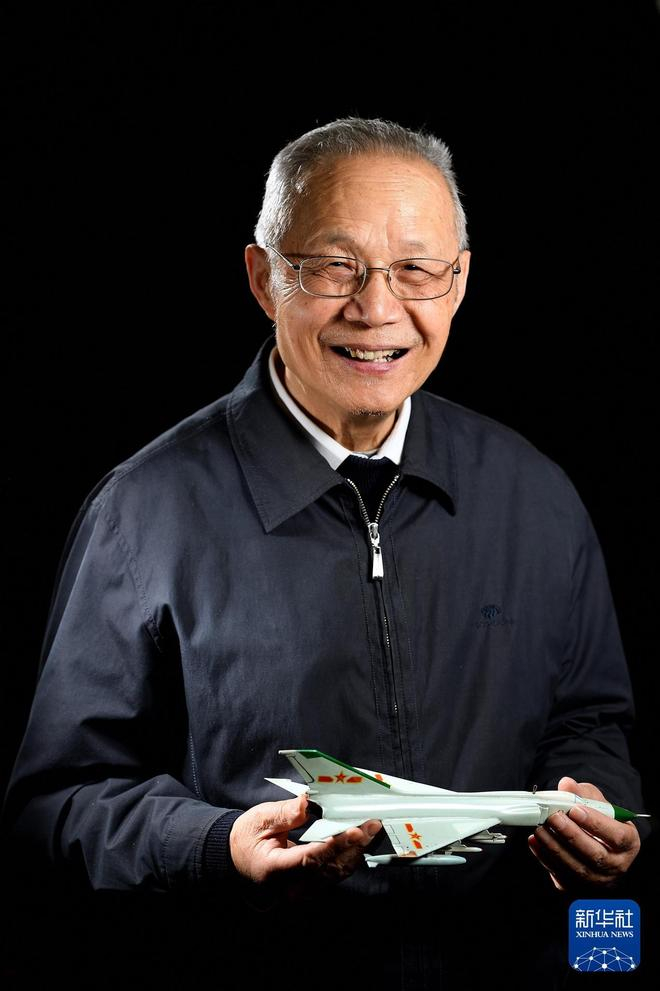 这是顾诵芬院士手持歼8II飞机模型的肖像照片（2017年4月27日摄）。 新华社记者 李鑫 摄